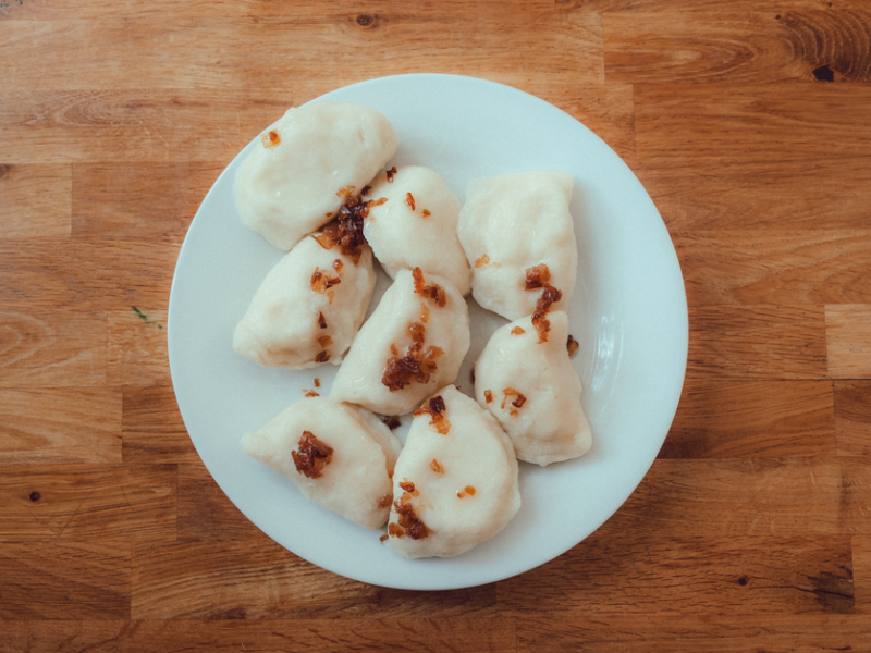Najlepsze tradycyjne polskie przepisy na pierogi krok po kroku