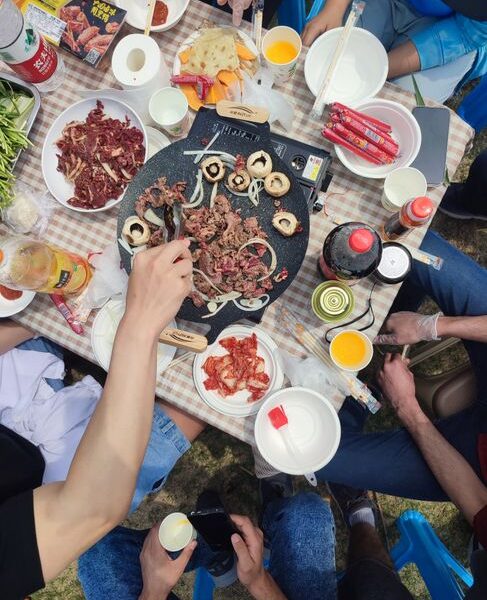 5 pomysłów na kreatywne menu przyjęcia z lokalnymi smakami